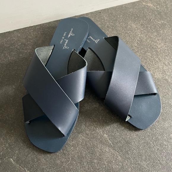 🦋 Mila Paoli Navy Sandals (7) - Picture 1 of 5